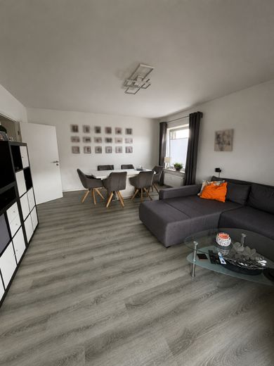 Helle 3-Zimmer Wohnung 79m² mit Balkon, optional Garage | gute Anbindung nach DUS, Neuss, MG – Wohnzimmer