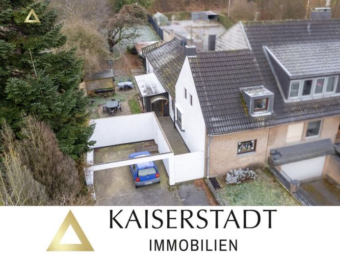 Doppelhaushälfte mit großem Grundstück und viel Potential in beliebter Lage – Foto 1