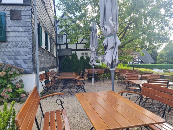 Historisches Fachwerk-Ensemble (Haupthaus + Nebengebäude + 2 Garagen) – Biergarten
