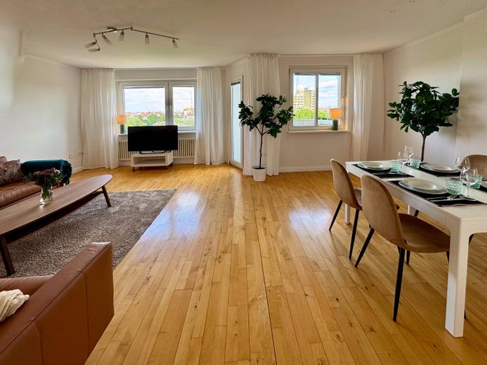 Lietzensee- und Weitblick – charmante, kompakte Wohnung mit Balkon – Wohnzimmer mit Essbereich