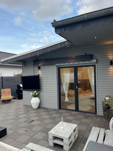 Bungalow familial de rêve avec 6,5 pièces et piscine à Wedemark – Terrasse