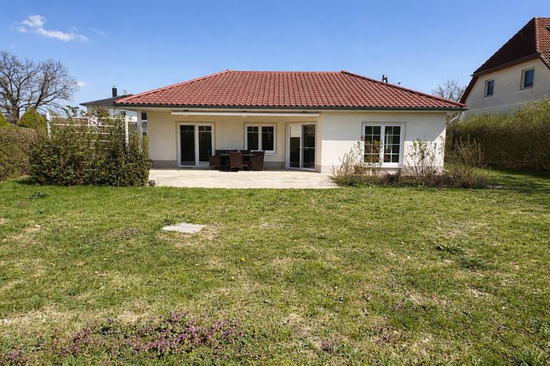 Tek katta yaşam – geniş güneybatı arsaya sahip modern bungalov – Gartenanischt