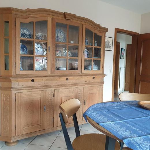 Voll möblierte 76 m² DG-Wohnung in Steinfeld – ab sofort frei – Wohnzimmer