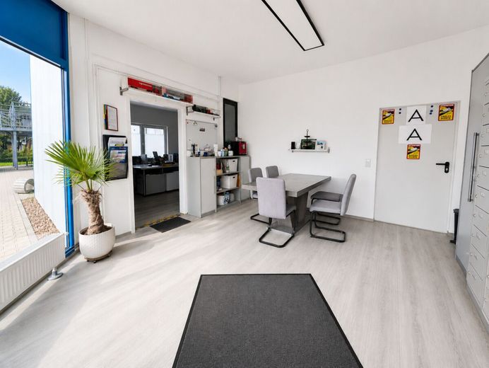Vielseitige Lager und Gewerbefläche mit Büro und Hochparterre in Hüllhorst / Tengern – Besprechungsraum