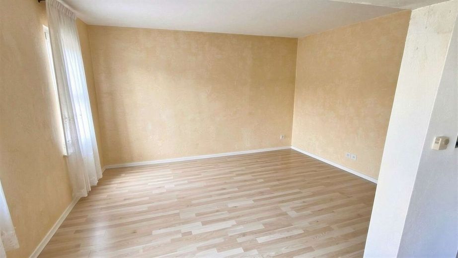 Uetze - Dollbergen - Handwerkertraum - Grosses Wohnhaus zum Sanieren – EG - Wohnzimmer weitere Ansicht (KI generiert)