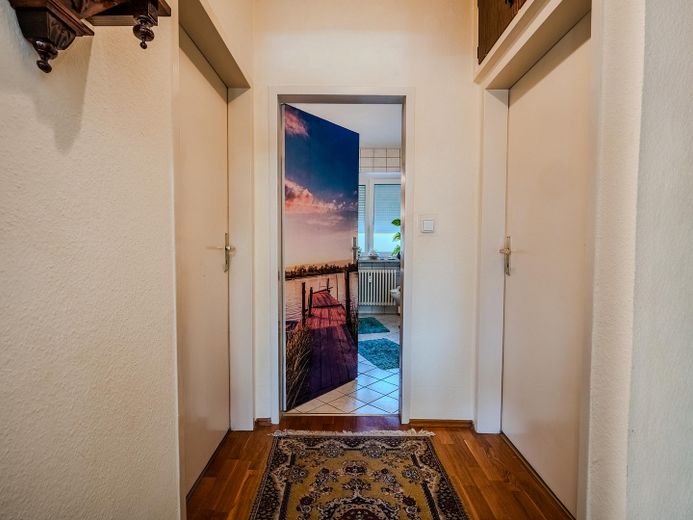 104 m² Wohnkomfort in ruhiger Lage – 3 Zimmer, Balkon & Stellplatz – Flur-2