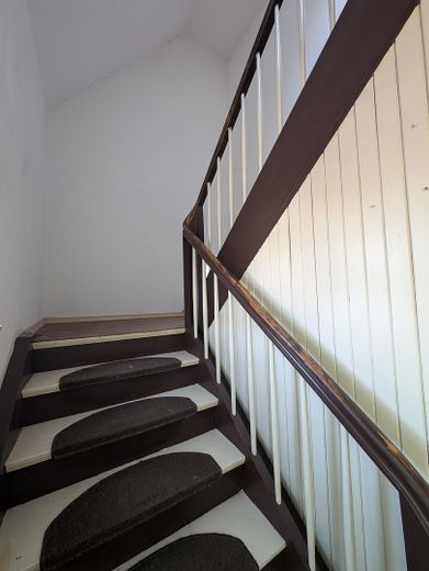 بدون عمولة + + منزل منفصل مكوّن من وحدتين سكنيتين، مع تراس جميل وشرفة وحديقة ومرآب – Treppenaufgang