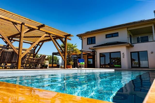 Luxusvilla mit Infinity-Pool &amp; unverbaubarem Moselblick bis nach Luxemburg – Bild 1