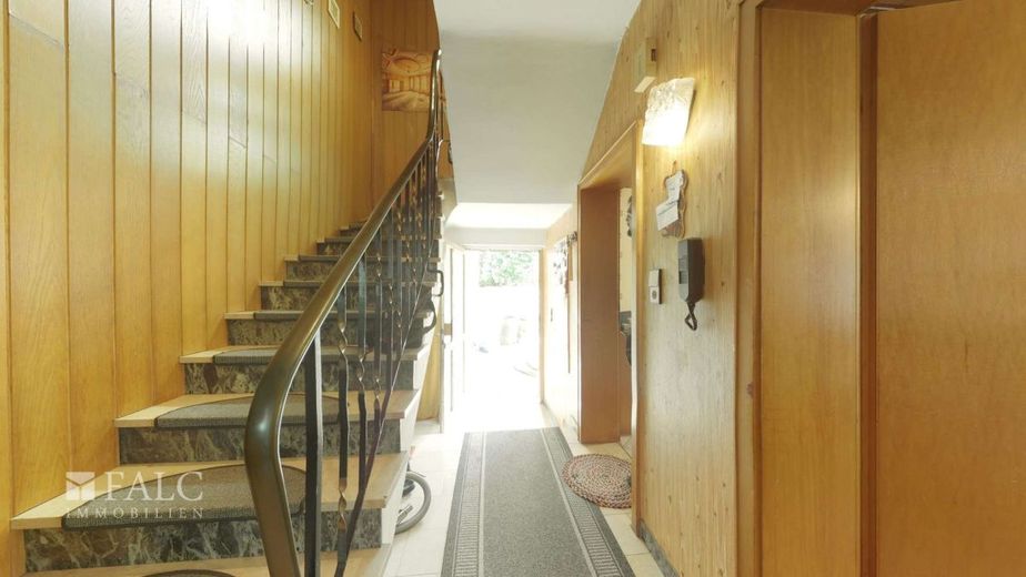 Zweifamilienhaus mit Sanierungspotential in Östringen – Eingangsbereich