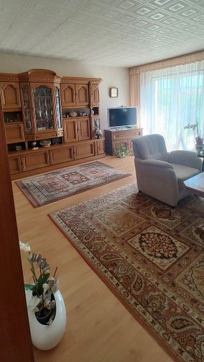 Casa a schiera ben tenuta con ampia terrazza sul tetto soleggiata e molto spazio – Wohnzimmer