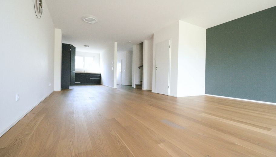 WRS Immobilien - Niederdorfelden - casa a schiera di testa come nuova con buone dotazioni + garage – Wohnzimmer - Essbereich - offene Küche mit EBK