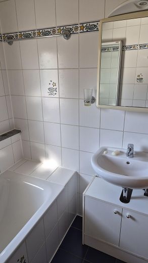 €12,000 saved on estate agent fees! Modernised semi-detached house with garden: close to the centre, quiet, low ancillary costs – Bad OG