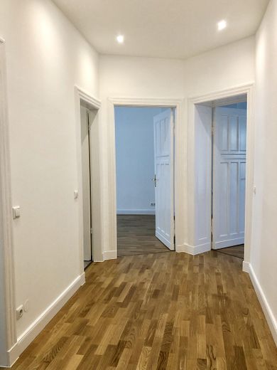 Stilvoll modernisierte Altbauwohnung mit Balkon im beliebten Florakiez – Flur