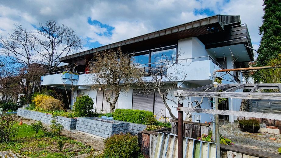 Großzügiges 1-2 Familienhaus in Traumlage – Hausansicht