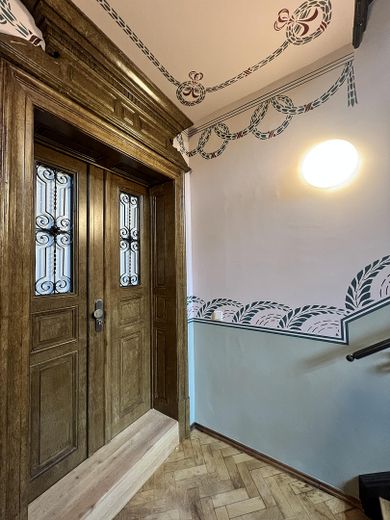 Piso de época reformado con materiales de alta calidad, a estrenar, con balcón y plaza de aparcamiento – Hausflur