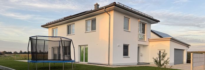 Aussicht ins Grüne! Lichtdurchflutetes Massivhaus in Bihlafingen, provisionsfrei – West-Süd-Ansicht