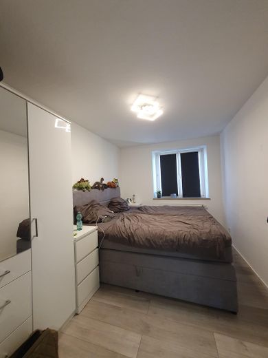 Bel appartamento di 2 locali nel cuore di Vöhringen con riscaldamento centralizzato – Schlafzimmer