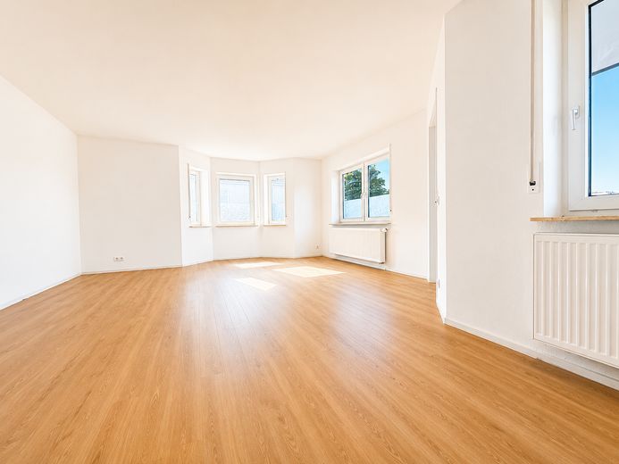 Frisch renovierte 3-Zimmer-Wohnung mit Balkon & Stellplatz in Weikersheim – Wohn- und Essbereich