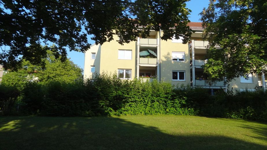 Hausansicht Garten mit Balkon