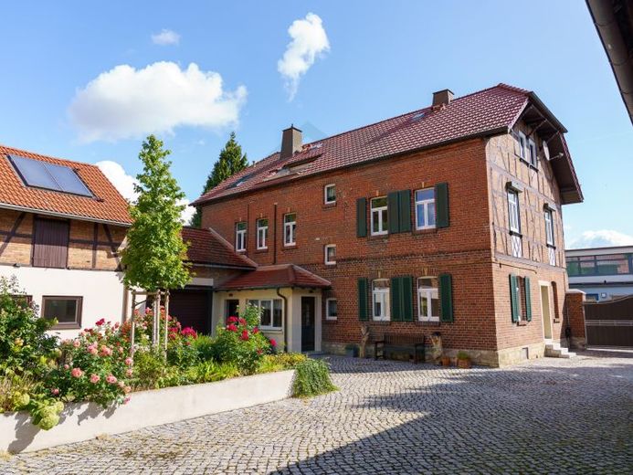 Raum für Familie und Hobbys: Saniertes Anwesen mit Großscheune und Pool – Foto 1