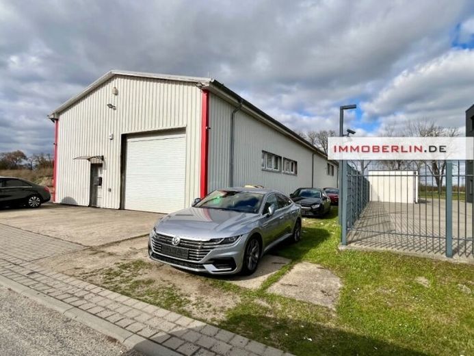 IMMOBERLIN.DE - Terreno situato in posizione favorevole ai collegamenti, con capannone commerciale vicino all'aeroporto BER – Photo 1