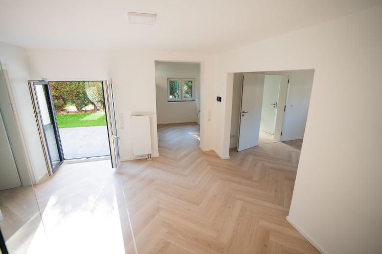 Freistehendes Designhaus am Wald | hochwertig modernisiert , einzugsbereit | 7 Stellplätze – EG_Kueche_Esszimmer_bei_Tag