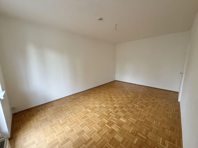 2-Raum-Wohnung mit Balkon & Badewanne - WG geeignet - Parkett-Fußboden – Wohnzimmer