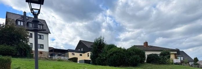 W pełni uzbrojona działka budowlana w Eitelborn – 601 m², od zaraz gotowa do zabudowy, w spokojnej, bliskiej naturze lokalizacji mieszkalnej