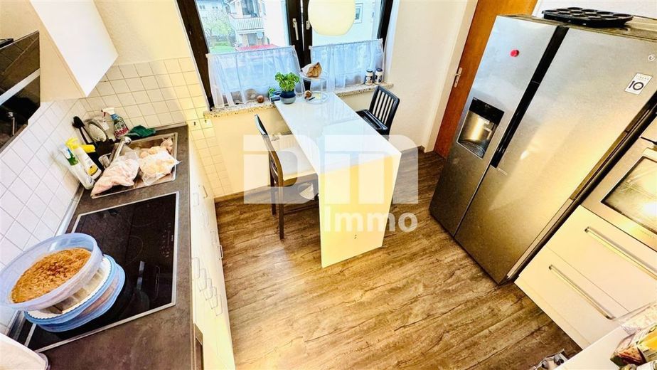 Umfangreich teilsaniertes Dreifamilienhaus mit Garage + PV Anlage und großem Garten – WE2 OG Küche / Speisekammer