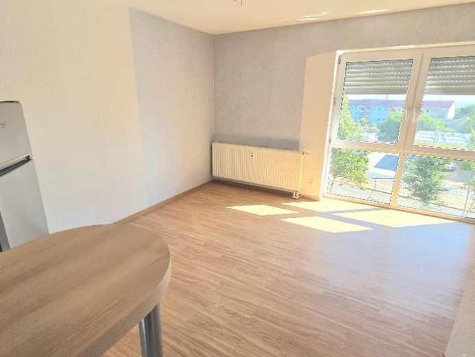 Cute 1-room apartment with elevator, fitted kitchen and exterior blinds (parking space available) – Photo 1