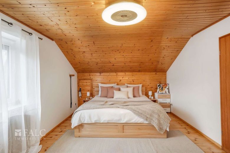Großzügiges Zweifamilienhaus in Eberbach - 230 m² Wohnkomfort mit vielseitigen Nutzungsmöglichkeiten – OG Schlafzimmer  - virt.
