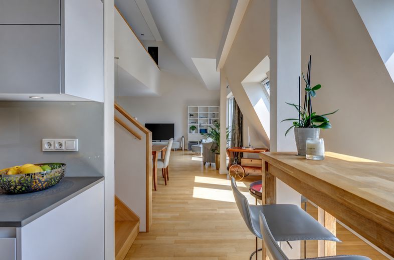 Über den Dächern von Schmargendorf – großzügige Maisonettewohnung mit Galerie & Dachterrasse – Blick von der Küche 