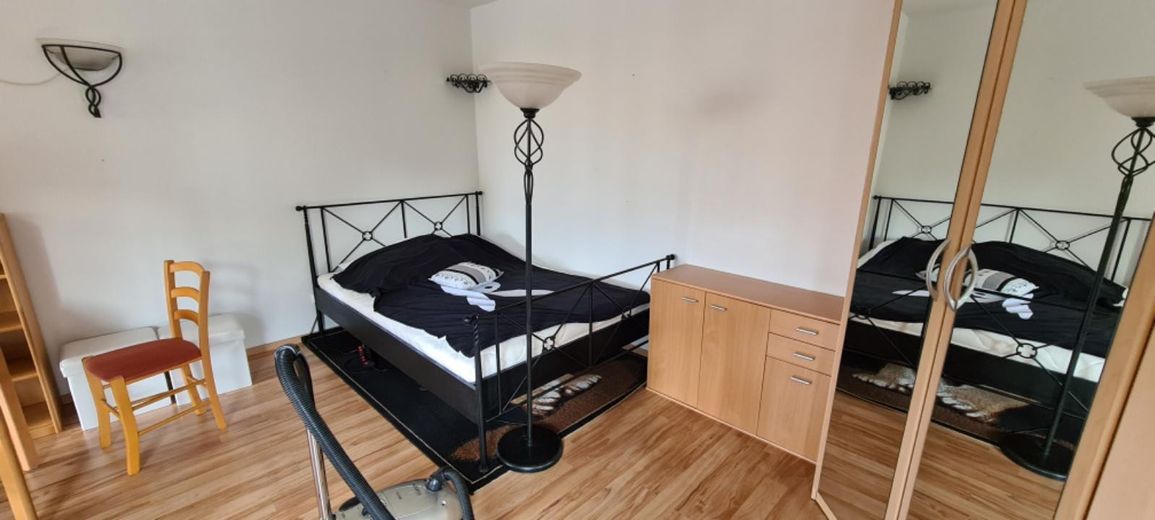 1,5-Zimmer möblierte Wohnung mit Balkon in zentraler Lage – Wohn-Schlafbereich