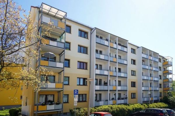 Aydınlık, küçük dört odalı daire – merkeze yakın, geniş balkonlu