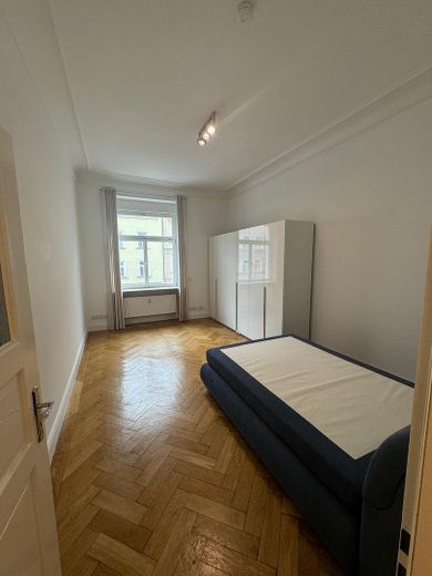 Schöne modernisierte Altbauwohnung im Herzen Schwabings - Teilmöbliert – Schlafzimmer
