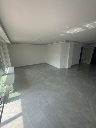 1-3 Familienhaus mit traumhaftem Garten und Pool – Foto 1