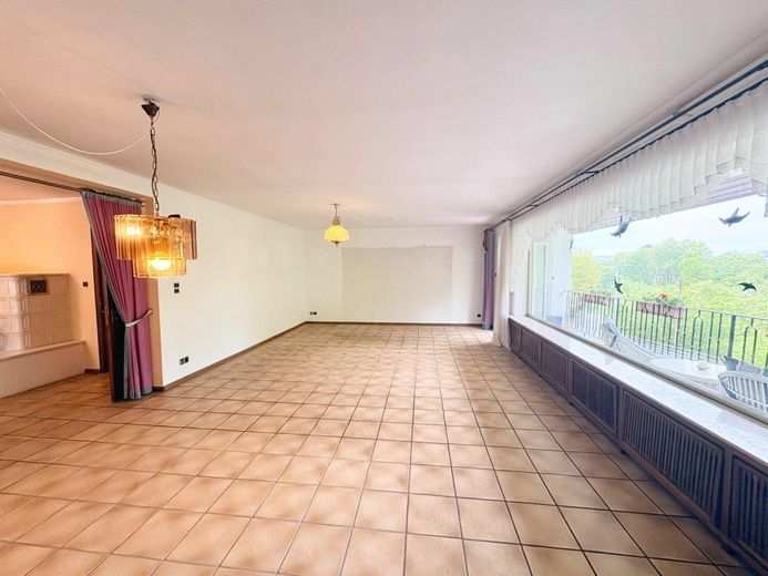 CITYHOUSE: Großzügiges Zweifamilienhaus mit Ausbaupotenzial, Garten &amp; 3 Garagen – Wohn und Essbereich