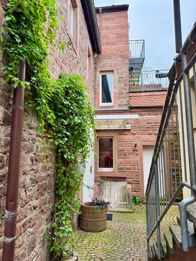 Altstadt-Stadthaus mit Mainblick, Dachterrasse, Mieteinnahmen & Ausbaupotenzial – provisionsfrei – Blick in den Hof