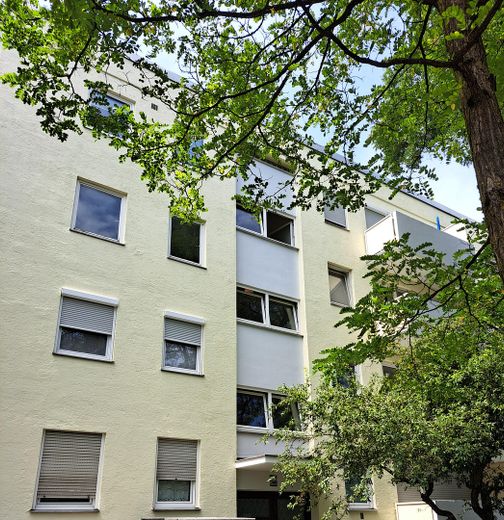 Sehr gut geschnittene, helle 2-Zimmer-Wohnung mit Balkon und Tiefgaragenstellplatz zu verkaufen – Hausansicht