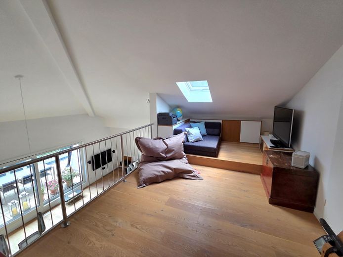 Courtagefrei: Helle und zentral gelegene DG-Maisonette-Wohnung mit Galerie und Sonnenterrasse – 02_Galerie_2