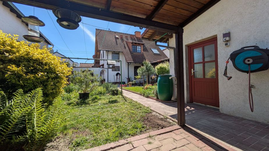 Gepflegtes Zweifamilienhaus mit großem Garten, Garagen und vielfältigen Nutzungsmöglichkeiten – Garten
