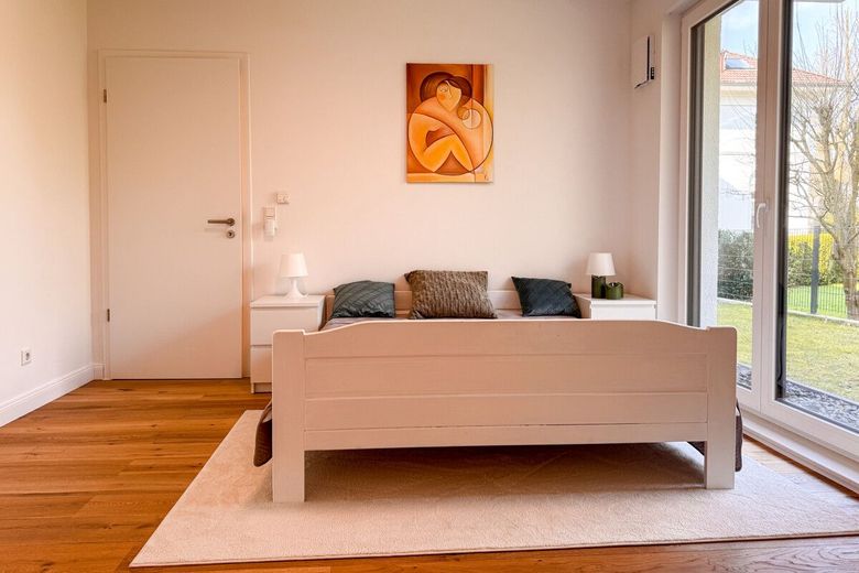 Wohnen wie im Haus: Ebenerdig 3 Zimmer mit Garten u. Tiefgarage am Bürgerpark im Neubau von 2023 – Schlafzimmer