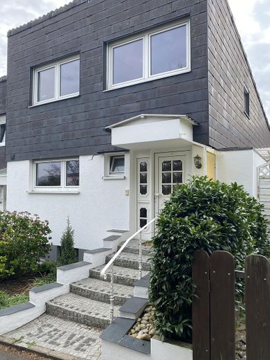 Casa a schiera di testa in posizione residenziale tranquilla a Untereisesheim – Vorderansicht 