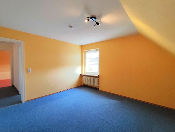 Gemütliches Wohnen mit Wohlfühlfaktor: Helle 3-Zimmer-DG-Wohnung mit Garage in Melkendorf! – Schlafzimmer