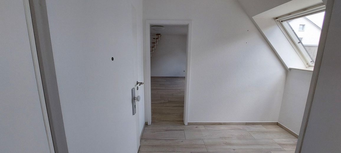 Bellissimo appartamento luminoso mansardato con finiture di pregio – Diele mit Fenster