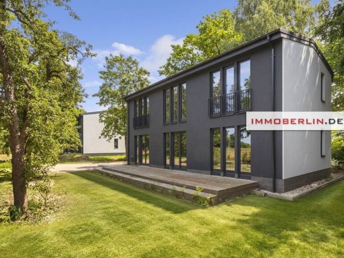 IMMOBERLIN.DE - Ersteinzug in Traumlage! Feines Einfamilienhaus in KfW-55-Bauweise – Foto 1