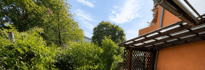 Große Terrasse, viel Grün & jede Menge Potenzial