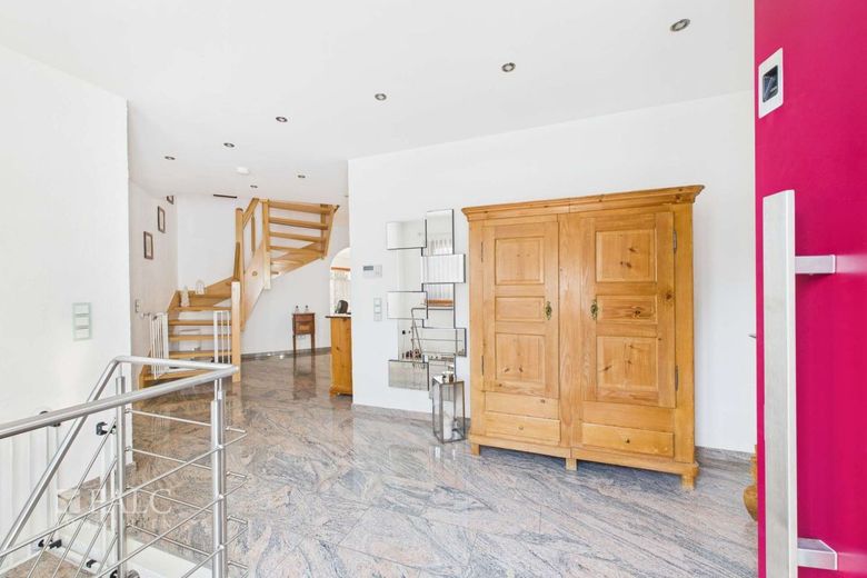 Großzügiges Einfamilienhaus mit Einliegerwohnung und Pool in ruhiger Lage – Eingang EG