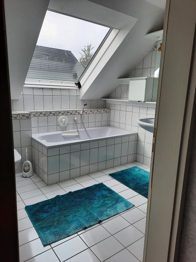 Sehr gepflegtes 4-Familien-Wohnhaus mit großem Gartengrundstück in Top Wohnlage von CR – DG Wohnung 1 Badezimmer