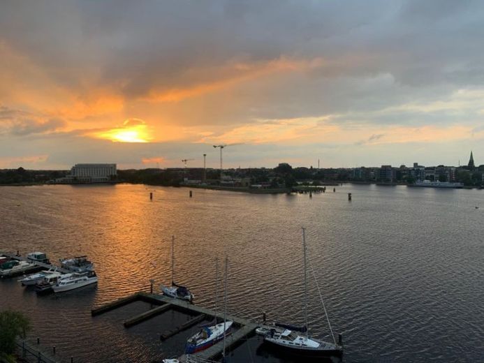 PENTHOUSE DER EXTRAKLASSE Wohnen über dem Wasser – Leben mit Weitblick mit Fahrstuhl und Tiefgarage – Foto 1